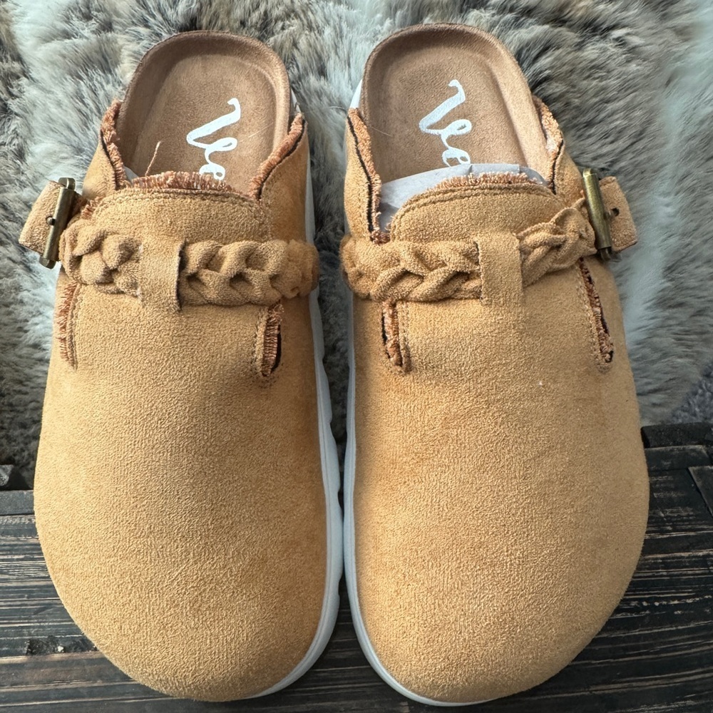 NIB Very G Women's Tan Slip-On WalkingOn Cloud Clogs Size 8 - Picture 2 of 5